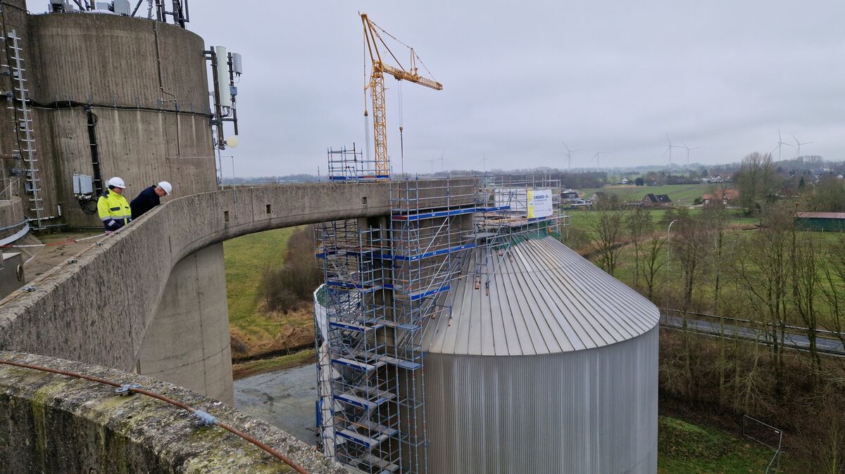 Die Abwasserreinigungsanlage Cuxhaven von einem der Faultürme aus fotografiert. Sie wird von der EWE Wasser betrieben. Foto: Larschow