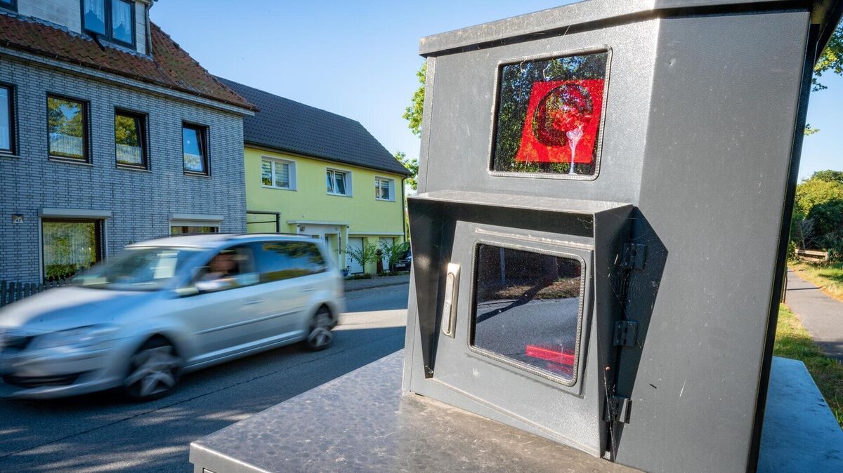 Ein Blitzer in Cuxhaven erfasst einen Wagen. Der Fahrer, ein 20-Jähriger, ist erneut ohne Führerschein unterwegs. Foto: Scheschonka