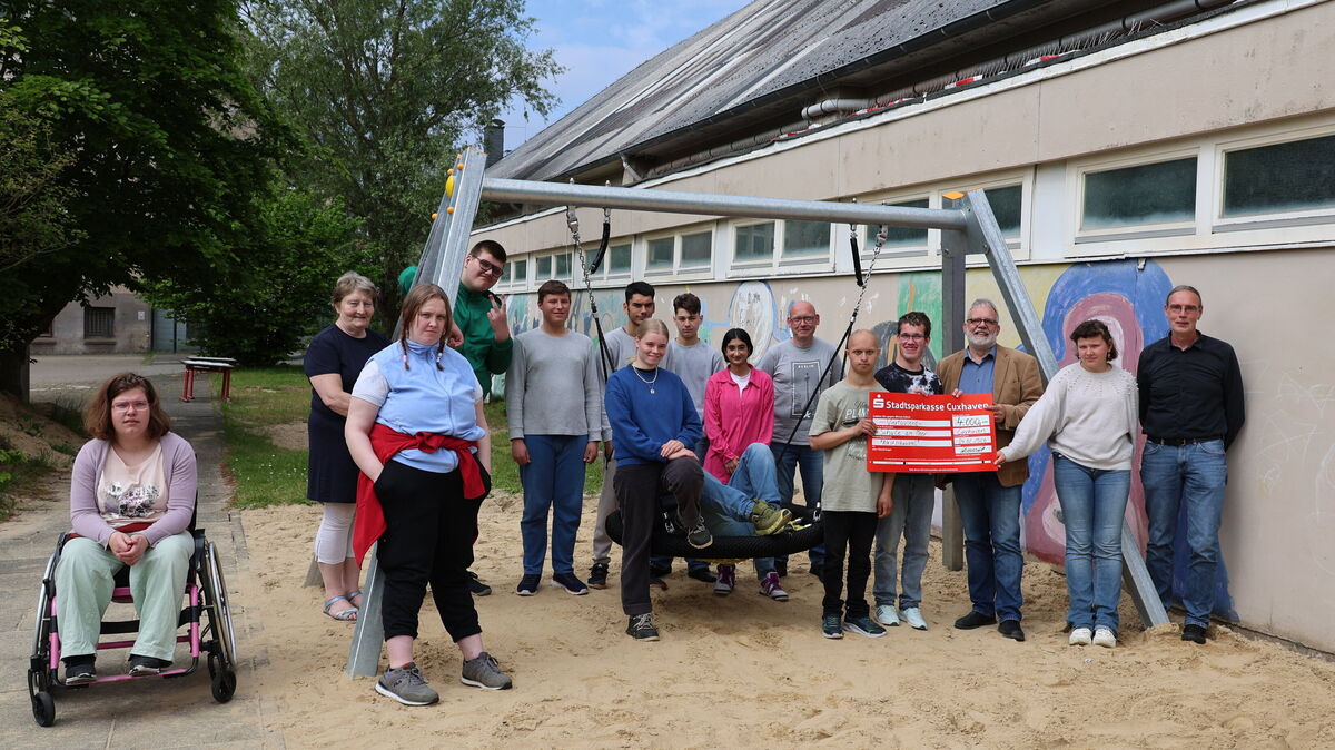 Mit vereinten Kräften hat die Schulgemeinschaft den Aufbau der Nestschaukel bewältigt. Die Fnanzierung übernahm die Stadtsparkasse Cuxhaven. Foto: Schule am Meer