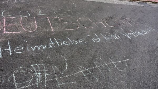 Wer hat den "Heimatliebe"-Spruch auf die Straße in Ihlienworth gekritzelt?