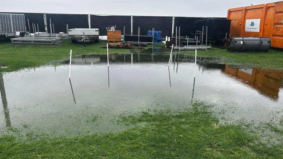 Der durchtränkte Boden konnte keine weiteren Regenfälle aufnehmen. Kleinere "Bohrmaßnahmen" halfen auch nicht weiter. Foto: Sieb