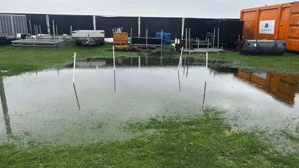 Starkregen stoppt Elbstrand-Festival in Otterndorf: Gelände wird zur Seenlandschaft