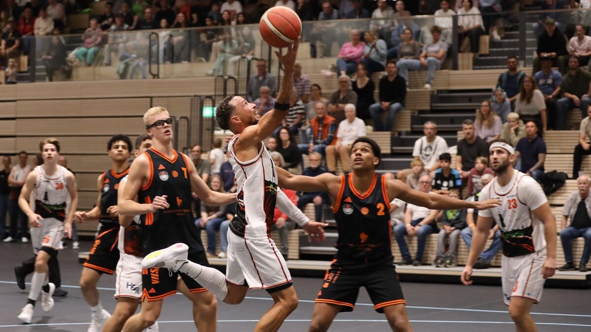 Nach seiner Sperre bestritt Deon McDuffie am Sonnabend sein erstes Heimspiel für die BasCats, war mit 15 Punkten zweitbester Scorer bei den Cuxhavenern, obwohl er schon früh im zweiten Viertel sein viertes Foul aufgedrückt bekam. Foto: Unruh