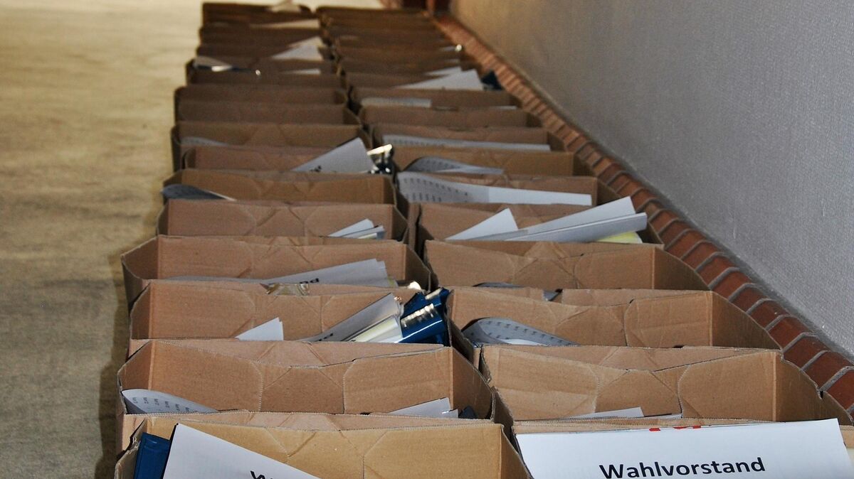 Locher, Hefter, Stifte … - das Material für die Wahlvorstände steht auf den Fluren des Kreishauses schon bereit. Foto: Landkreis Cuxhaven