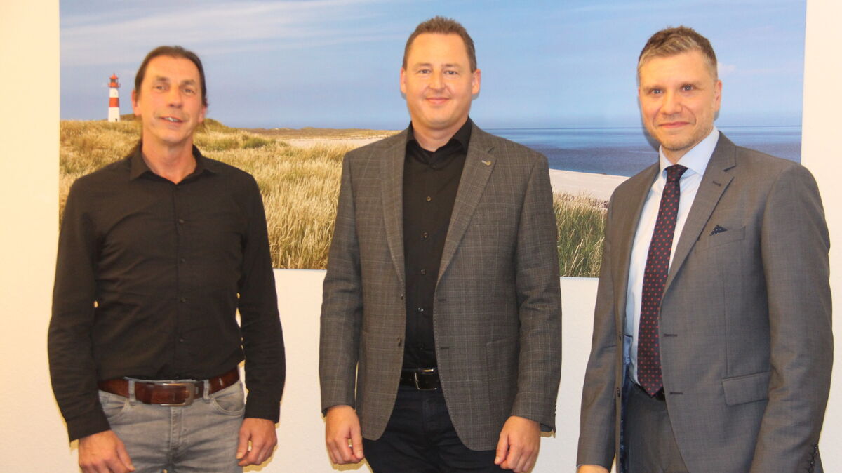 Andreas Knust (M.) mit seinen "Arbeitgebern" Samtgemeindebürgermeister Frank Thielebeule (l.) und Dezernent Michael Take. Foto: Kramp