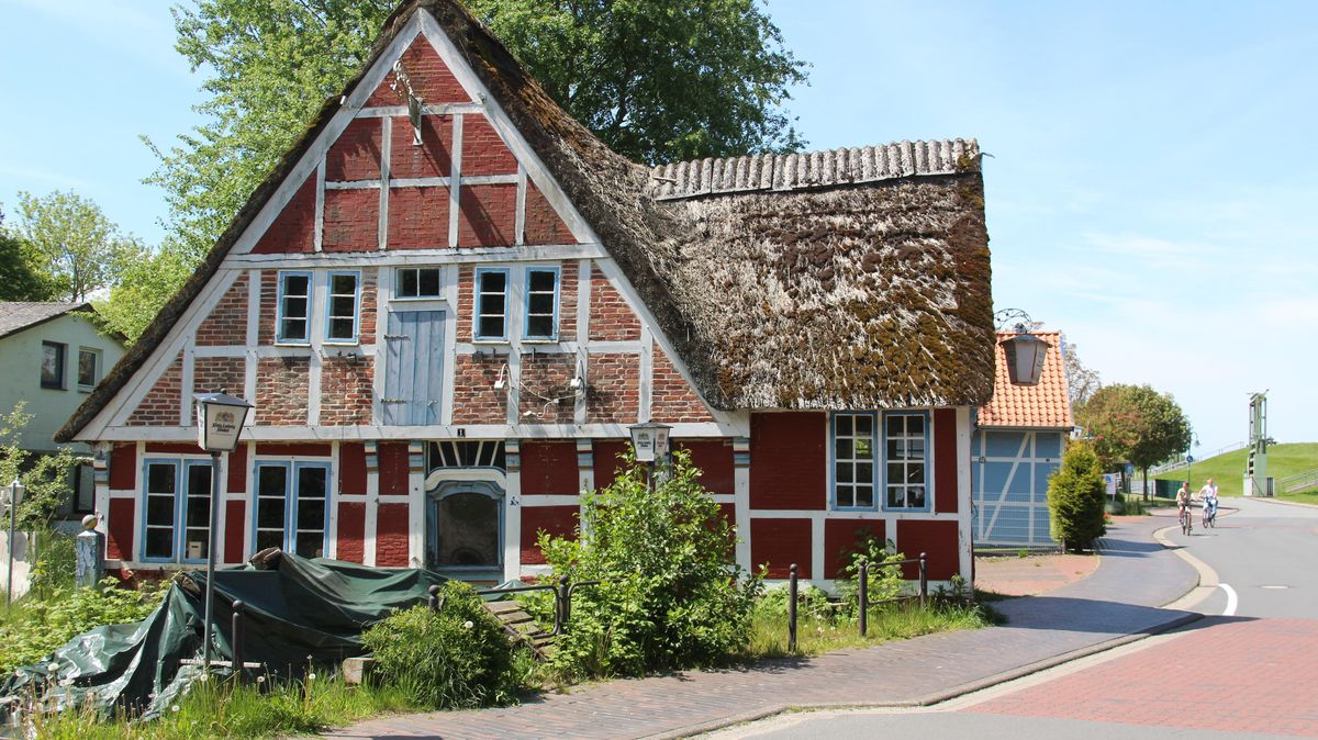 Zusehends verkommt das markante Fachwerkgebäude "Zur Schleuse" beim Hafen in Otterndorf am Eingang zum Ferienhausgebiet. Foto: Kramp