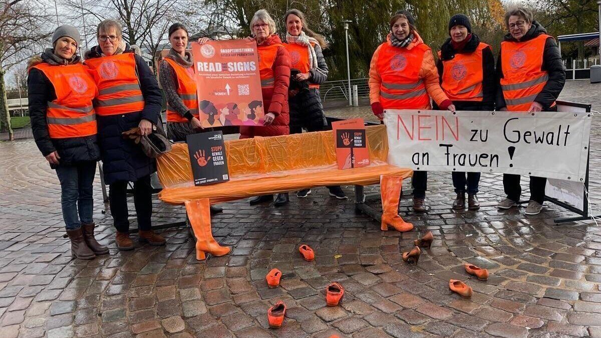Die Bank in der Stadtmitte Cuxhavens ist aktuell in Orange gehüllt. Dafür verantwortlich ist der Soroptimist-Club Cuxhaven Stadt und Land. Foto: Kramp