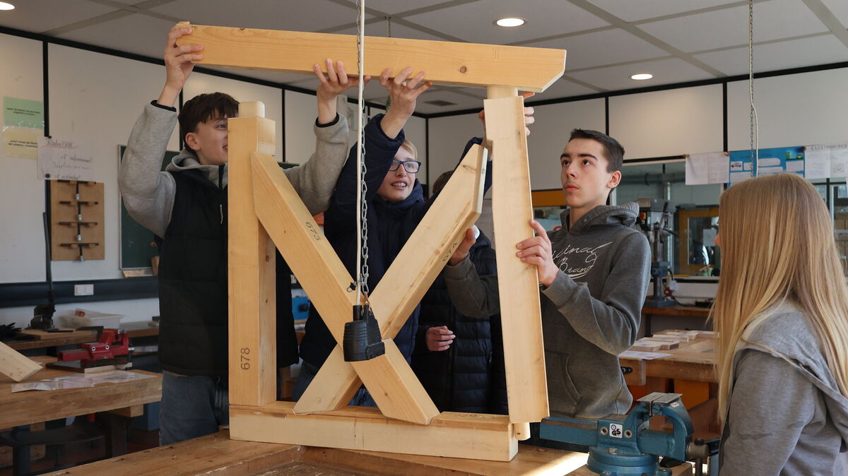 Arbeiten mit Holz - das macht die Ausbildung als Zimmerer oder Tischler möglich. Ob das was für die Schülerinnen und Schüler ist, konnten sie beim Unternehmenstag ausprobieren. Foto: May