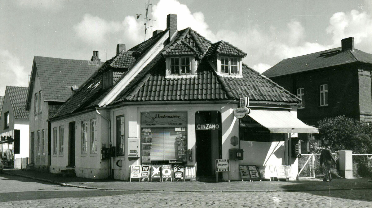 In der Blohmstraße 5 in Cuxhaven (Ecke Grüner Weg, hier im Juli 1971) befand sich damals das DKP-Büro, in dem damals Themen wie Frieden und Abrüstung, Arbeitsplätze in der Werftindustrie, kommunale Fragen sowie Demokratieabbau und Berufsverbote diskutiert wurden. Das Haus wurde 1987 abgerissen. Foto: Stadtarchiv Cuxhaven (H. Schönemann)