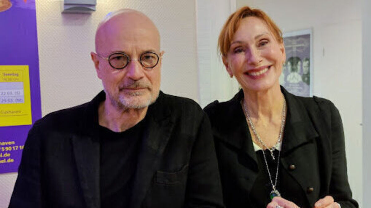 Andrea Sawatzki (r.) und Christian Berkel sorgen im Stadttheater für eine abwechslungsreiche Lesung, die großen Anklang findet. Im Foyer stehen die Eheleute dann noch für Autogramme zur Verfügung. Foto: Kasparek