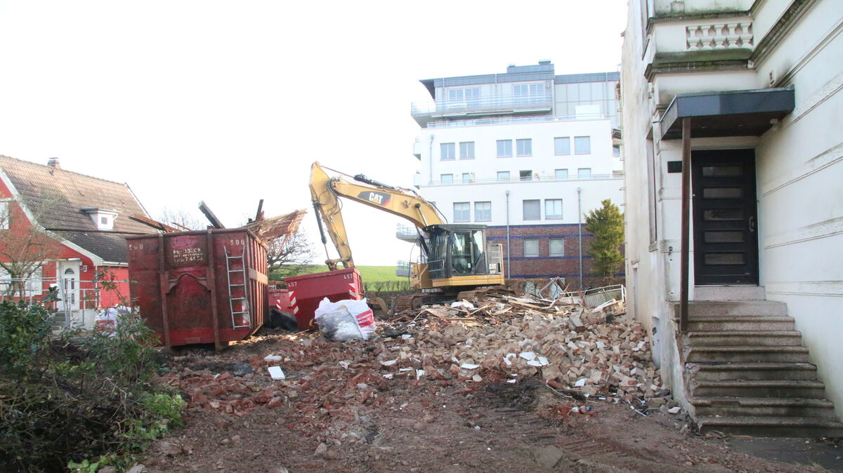 Der Abrissbagger auf dem Grundstück: Mit schwerem Gerät rückt die Firma Plambeck Erd- und Tiefbau den beiden Altbauten zu Leibe. Foto: Potschka