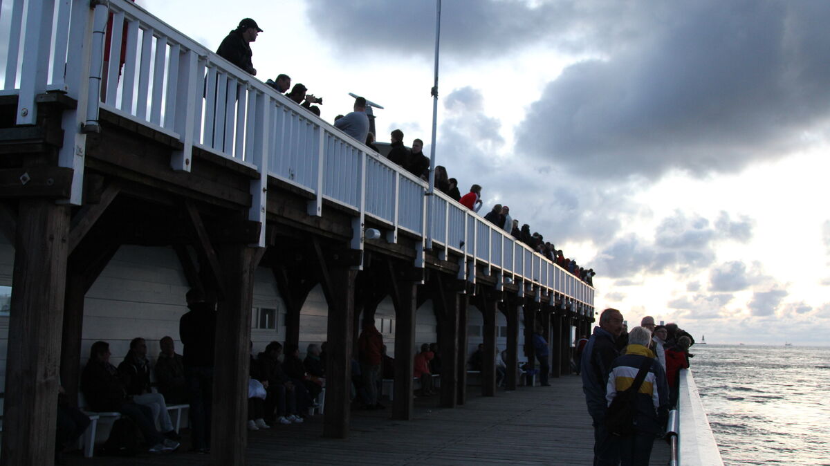 Unterzeichner einer Petition setzen sich für das Oberdeck der Alten Liebe ein. Den Kompromissvorschlag der Hafengesellschaft NPorts lehnen sie ab. Foto: Reese-Winne