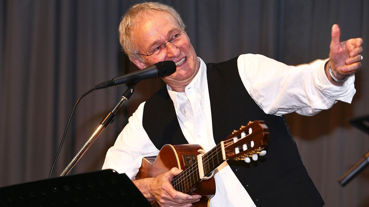 Zwei Welten, eine Bühne: Ehemalige Schulfreunde – hier Wolfgang Winkler mit seiner Gitarre – vereinen Shanty und Chanson im Schloss Ritzebüttel und erzählen ihre musikalischen Lebensgeschichten. Foto: Diersch