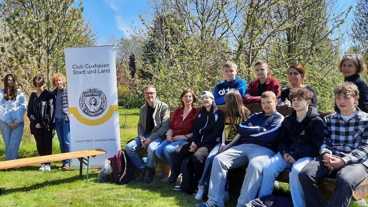 In Otterndorf fördert ein Gemeinschaftsprojekt vom Club Soroptimist, „Deutschland forstet auf“ und Kirche die Umweltbildung bei Hauptschülerinnen und -schülern. Foto: Club Soprotimist