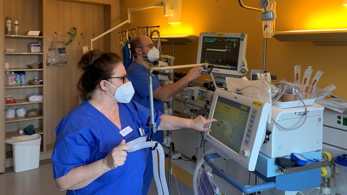 Neben der Arbeit, die auf der Corona-Intensivstation anfällt, müssen die Intensiv-Pflegekräfte auch Patienten betreuen, die nicht an Corona erkrankt sind. "Wer bei uns arbeitet, muss von allen medizinischen Bereichen Ahnung haben", sagt Petra Schneider, Leiterin der Intensivstation in der Helios-Klinik Cuxhaven. Foto: Katharina Recht