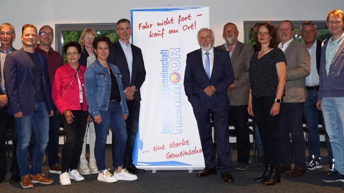 Teilnehmer und Gäste der Jahreshauptversammlung mit dem neu gewählten Vorstand der Unternehmergemeinschaft Hemmoor e. V.. Foto: Steffens