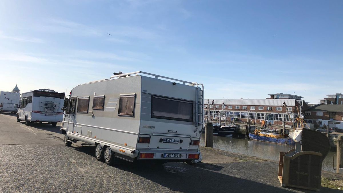 Das frühlingshafte Wetter lockte auch viele Wohnmobilisten in die Stadt, wie hier am Alten Fischereihafen. Übernachtungen hat es laut Polizei aber keine gegeben. Foto: Kramp