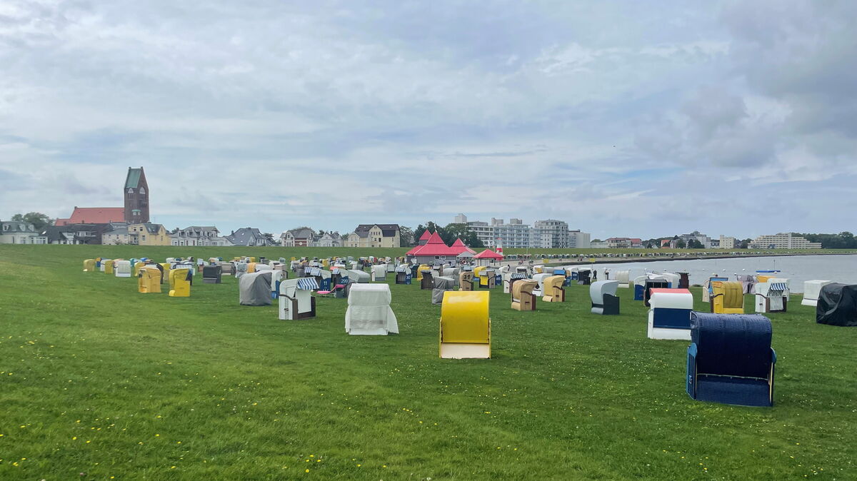 Dieses Bild wird es so in der Sommersaison 2026 vermutlich nicht geben: Aufgrund von Bauarbeiten müssen einige Strandkörbe weichen. Archivfoto: Koppe