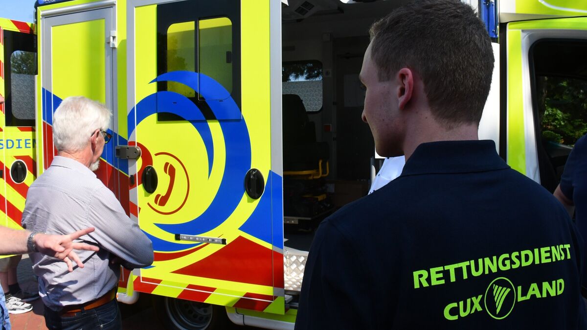 Der Rettungsdienst im Kreisgebiet - außer der Stadt Cuxhaven - wird seit Jahresbeginn durch eine vom Landkreis gegründete Gesellschaft und nicht mehr durch die beiden DRK-Verbände in Wesermünde und Hadeln sowie das private Unternehmen Falck organisiert. Angeblich soll laut Verwaltung der Wechsel reibungslos erfolgt sein. Bei einigen Beschäftigten des Rettungsdienstes, die zum Landkreis wechselten und mit unserer Redaktion in Kontakt stehen, gibt es aber auch ganz andere Stimmen. Archivfoto: Egbert Schröder