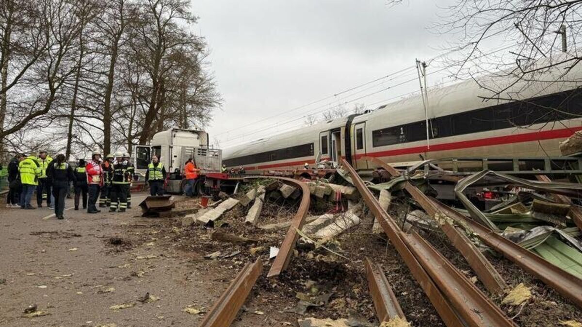 Rettungskräfte arbeiten an der Unfallstelle, nachdem in Hamburg-Harburg ein ICE gegen einen Sattelzug gefahren war. Foto: Daniel Bockwoldt/dpa