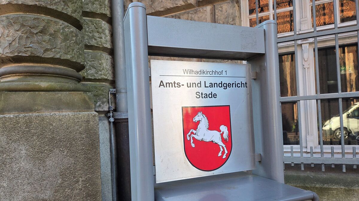 Am Landgericht Stade wird der Fall des versuchten Mordes durch einen Mann aus Cuxhaven verhandelt, der sein Opfer mit Benzin übergossen und angezündet haben soll. Foto: Brettschneider