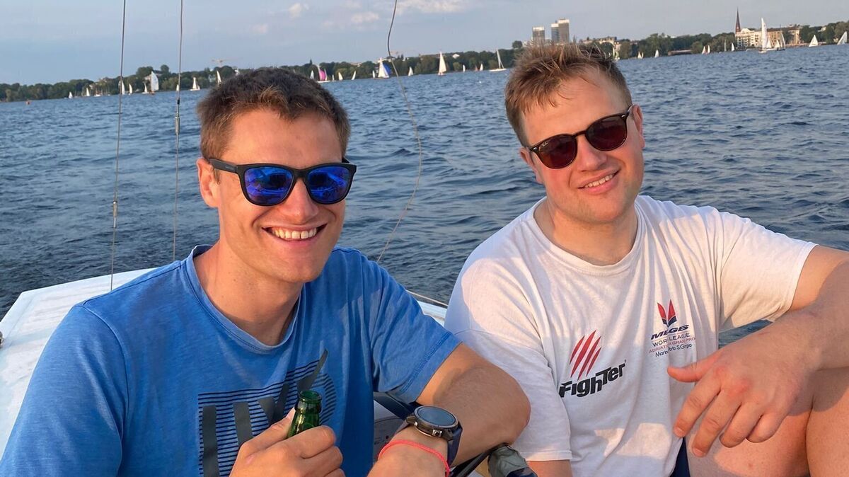 Im Leben von Gordon (l.) und Morten Nickel dreht sich vieles um den Segelsport. Während Morten die Segelwerkstatt der Eltern in Stade übernommen hat, segelt Gordon mit Erfolg auf großen Regatten. Foto: Nickel