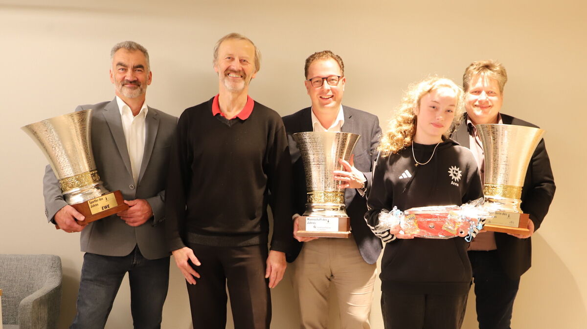 Udo Kattenberg (Trainer Neptun, 2.v.l.) und Anna Beez gaben ihre Pokale an die Sponsoren Thomas Lück (EWE, links) Kai Mangels (SSK, Mitte) und Jörg Freda (FVF, rechts) zurück. Der Sportler des Jahres 2024, Jannis Maus, war verhindert. Foto: Witthohn