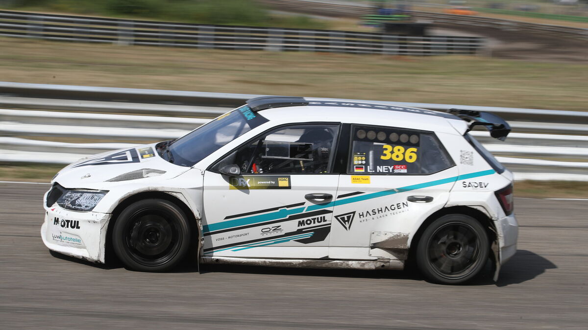 Lukas Ney in Aktion: Der Rallycrossfahrer gibt mit seinem Škoda Fabia auf der Rennstrecke - hier in Belgien - Vollgas. Foto: Sven Kopf