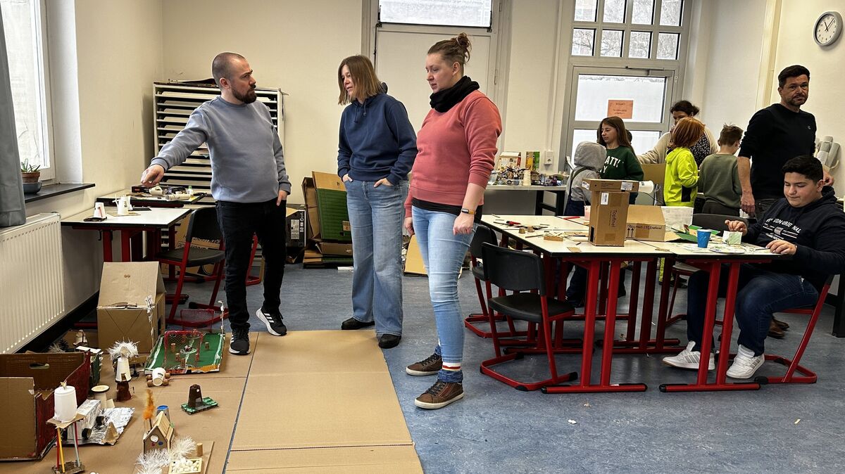 Besuch aus Island in der Oberschule Cuxhaven-Mitte: Bryngeir Valdimarsson  (l., hier mit Schulleiterin Clarissa Schröer und Lehrerin Annika Thüre), Lehrer für Kreativität und Innovation, brachte neue Ideen für den Unterricht mit.