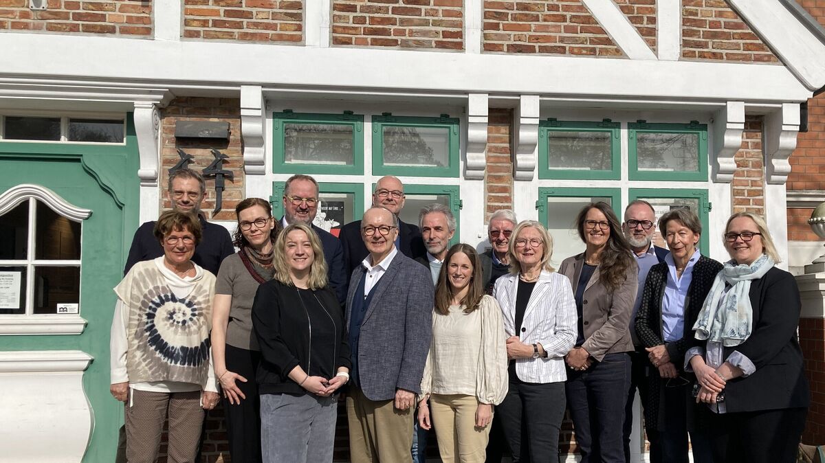 Vereint in dem Bestreben, das Erbe des Dichters und Malers lebendig zu halten: Stiftungsrat, Stiftungsvorstand und Ringelnatz-Gesellschaft vor dem Joachim-Ringelnatz-Museum an der Südersteinstraße 44 in Cuxhaven. Foto: Ringelnatz-Museum