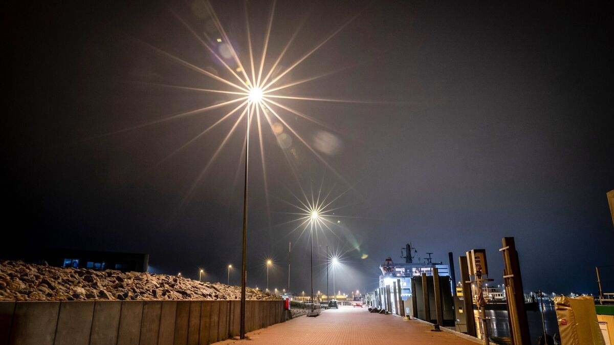 Lichter im Hafen von Norddeich. Foto: Andreas Burmann