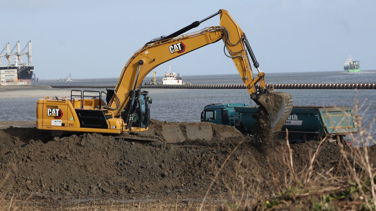 Mit einem Bagger wird der Klei auf Lkw verladen und anschließend nach Altenbruch transportiert, wo er zur Erhöhung des Deiches verwendet wird. Foto: Larschow