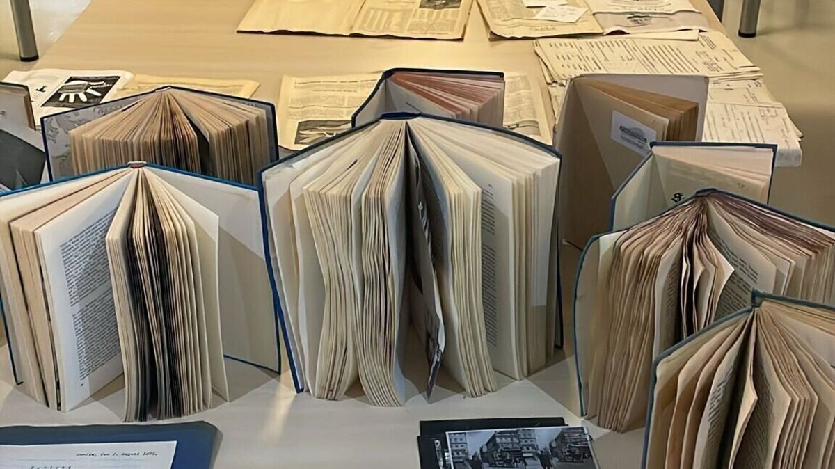 In der Sonderausstellungshalle des Aeronauticums sind die durch den Wassereinbruch durchnässten Archivalien zum Trocknen aufgestellt. Foto: Aeronauticum