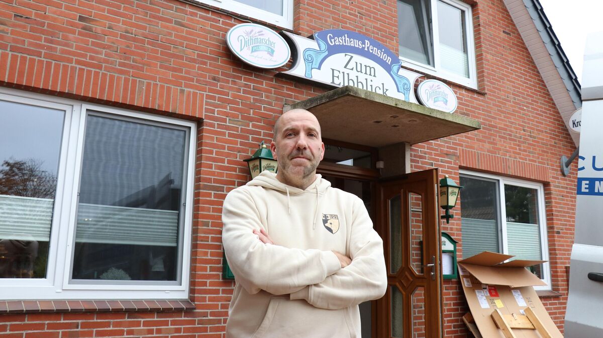 Nils Fenske vor dem Traditionshaus „Zum Elbblick“ in Otterndorf: Mit frischen Ideen und Modernisierungsplänen schlägt er ein neues Kapitel im Gasthof auf. Foto: Mangels