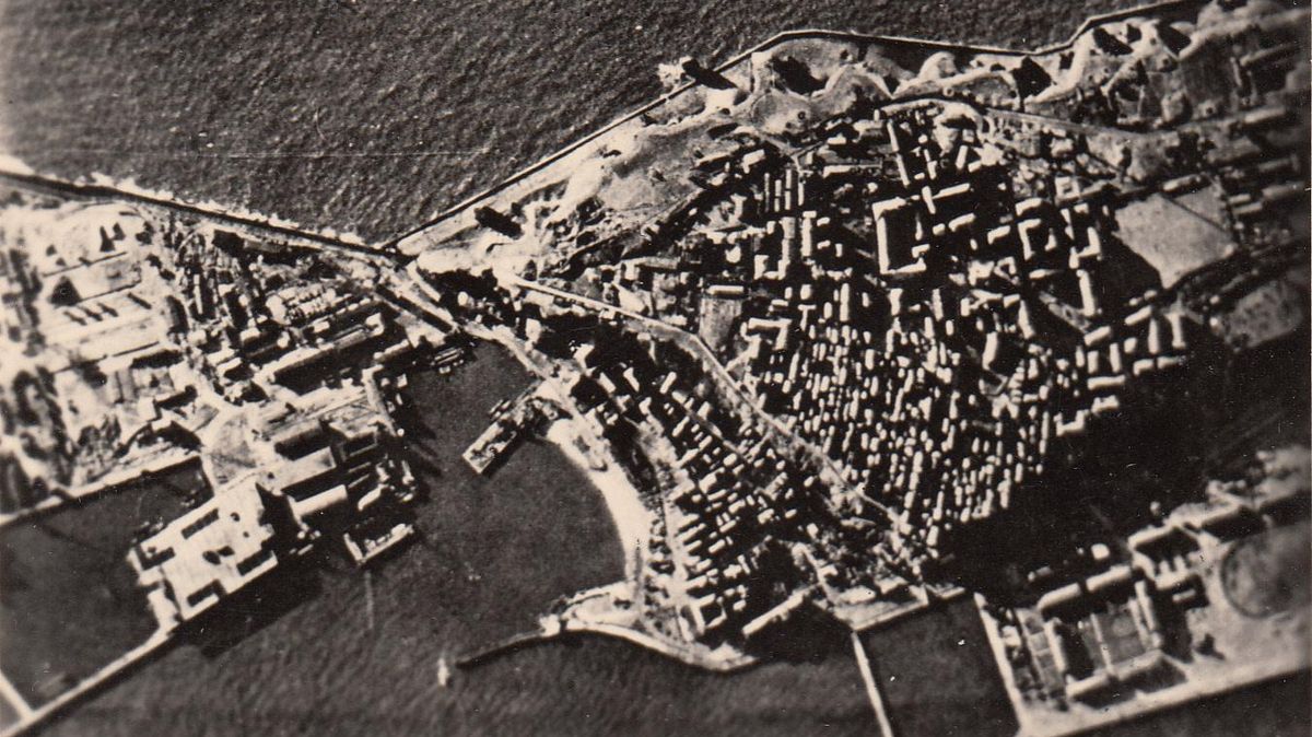 18. April 1945: Nach diesem Tag war auf Helgoland nichts mehr, wie es vorher war. Tausend britische Bomben legten wenige Tage vor Kriegsende die Hochseeinsel in Schutt und Asche. Die historische Aufnahme zeigt Helgoland vor der Bombardierung. Foto: red
