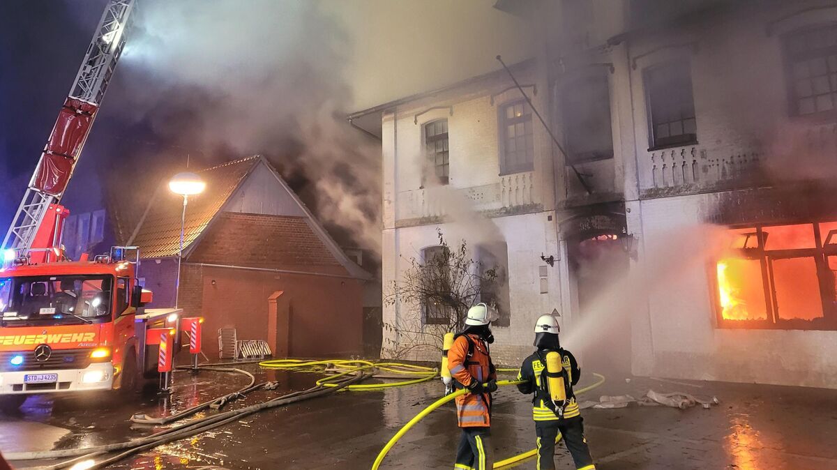 Etwa 200 Feuerwehrleute waren bei dem Brand in der ehemaligen Gaststätte "Kehdinger Hof" im Einsatz. Foto: Polizei