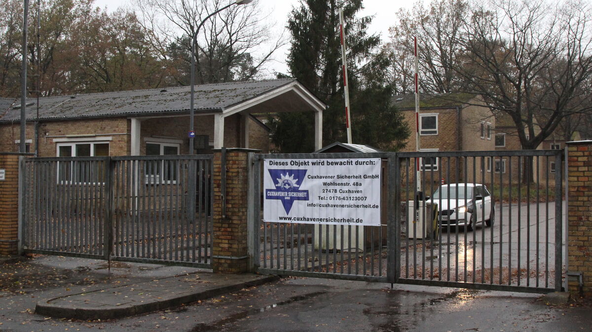 In der Hinrich-Wilhelm-Kopf-Kaserne sind  als Reaktion auf den Brand in der vergangenen Woche die Sicherheitsvorkehrungen verstärkt worden. Ein Sicherheitsdienst ist im Einsatz. Foto: Reese-Winne