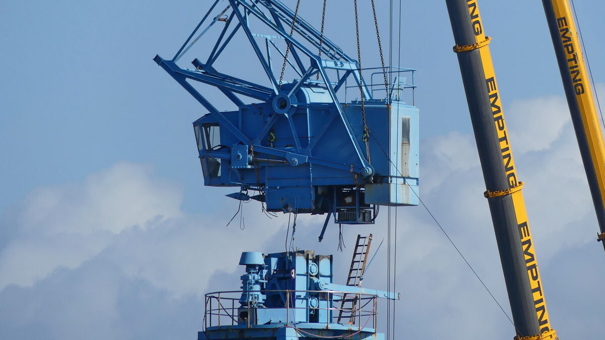 Das Führerhaus des Kampnagel-Krans am Steubenhöft wurde abgebaut. Foto: Lisa Sonntag