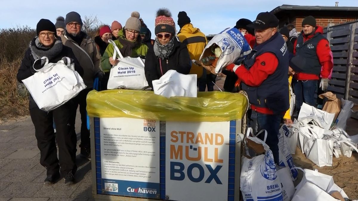Bei der Aktion im Januar beteiligten sich rund 60 Freiwillige, um den Cuxhavener Strand von Feuerwerksresten und Plastikmüll zu befreien. Foto: Pejic