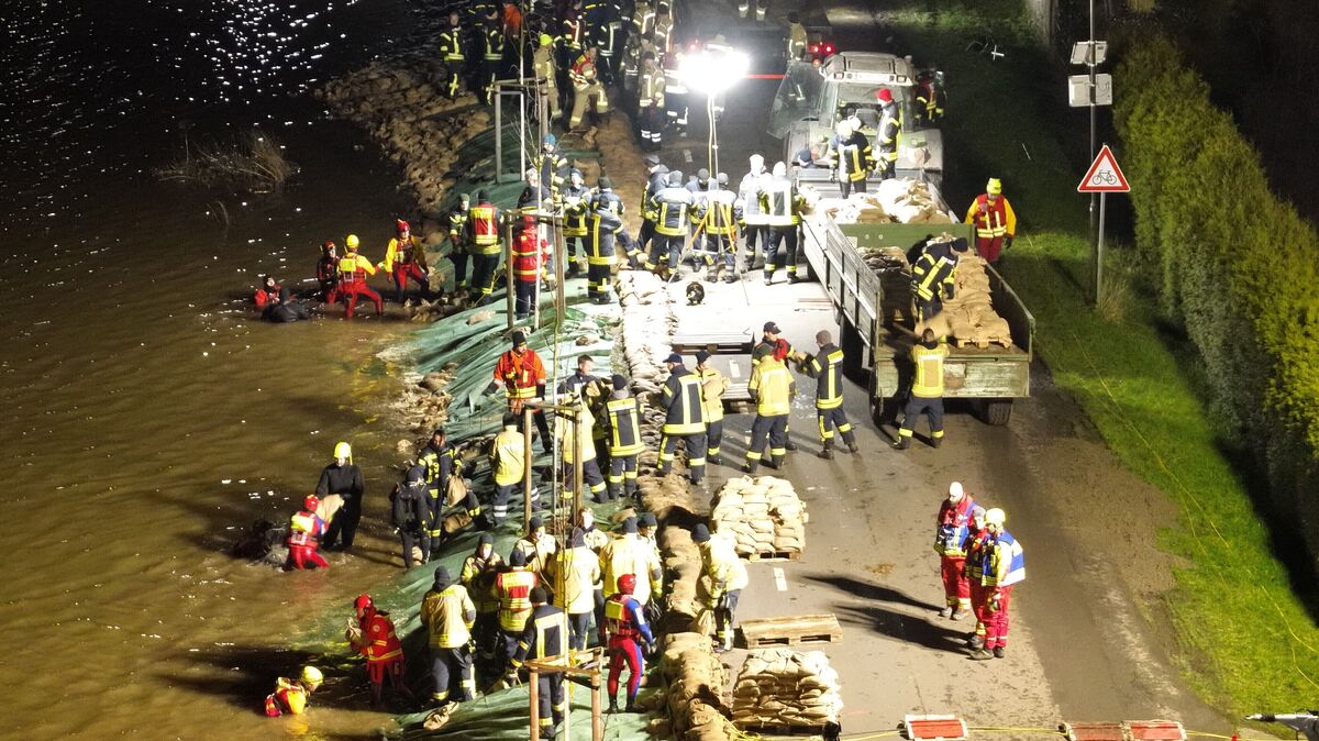 Dieser Damm wurde auf einer Länge von 650 Meter mit Vlies und mehr als 60.000 Sandsäcken beschwert, um ein Abrutschen zu verhindern. Eine Mammutaufgabe. Foto: DLRG Cuxhaven