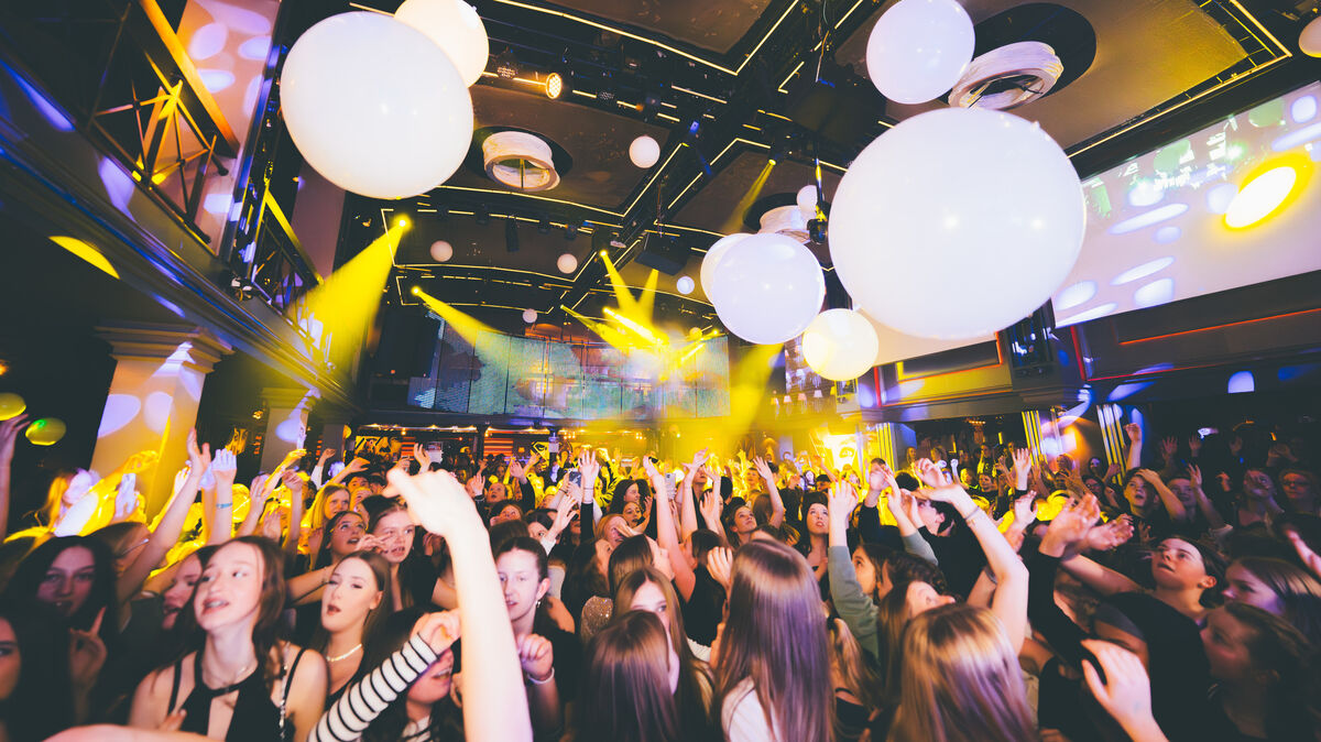 Die richtige Beleuchtung und riesiege Luftballons sorgen für eine ausgelassene Stimmung unter den Teenagern. Foto: JTP