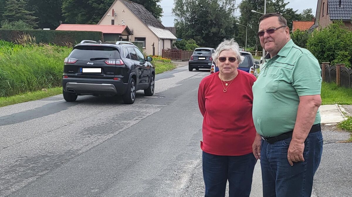 Armin und Rita Bank wohnen seit über 50 Jahren in der Abschnede und beklagen sich über zunehmende Raserei in der Anliegerstraße. Foto: Hertz