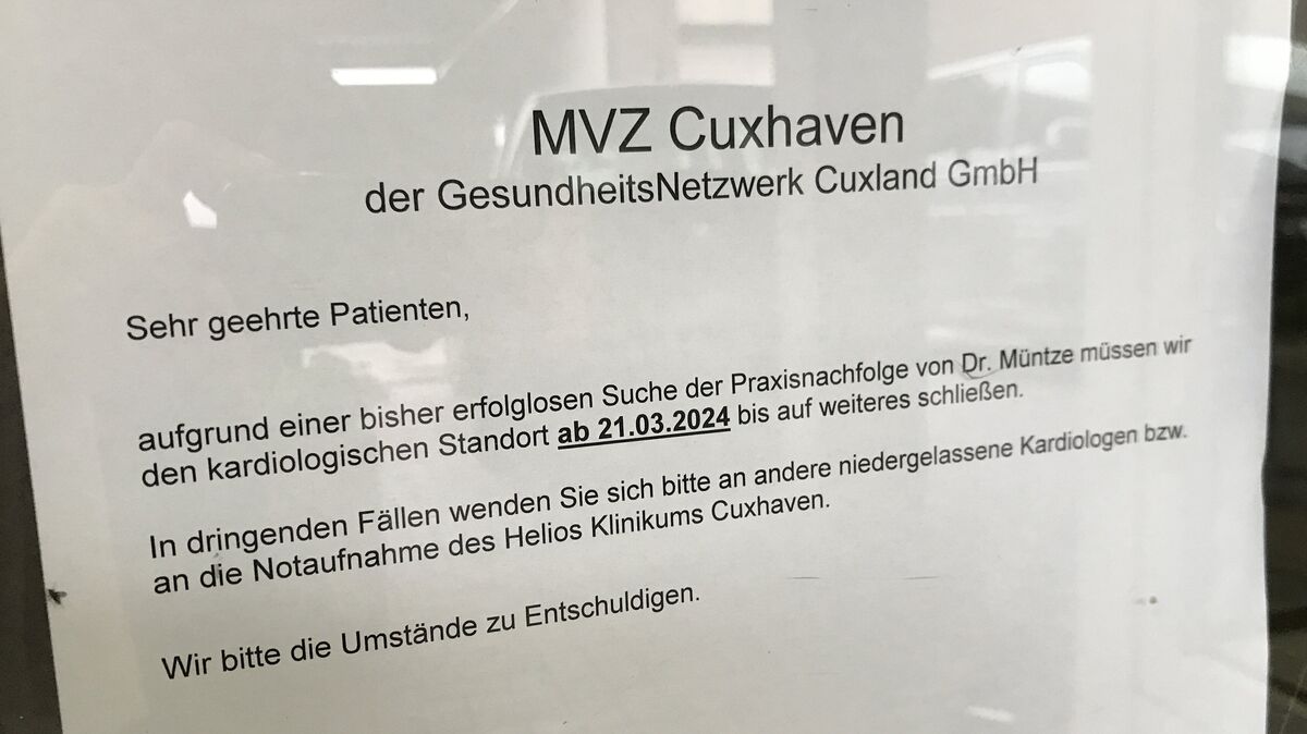 Mit diesem Schreiben am Zugang zur Praxis gab das MVZ Cuxhaven vor knapp einem Jahr die Schließung der  kardiologischen Praxis in Cuxhavens Stadtmitte bekannt. Foto: Reese-Winne