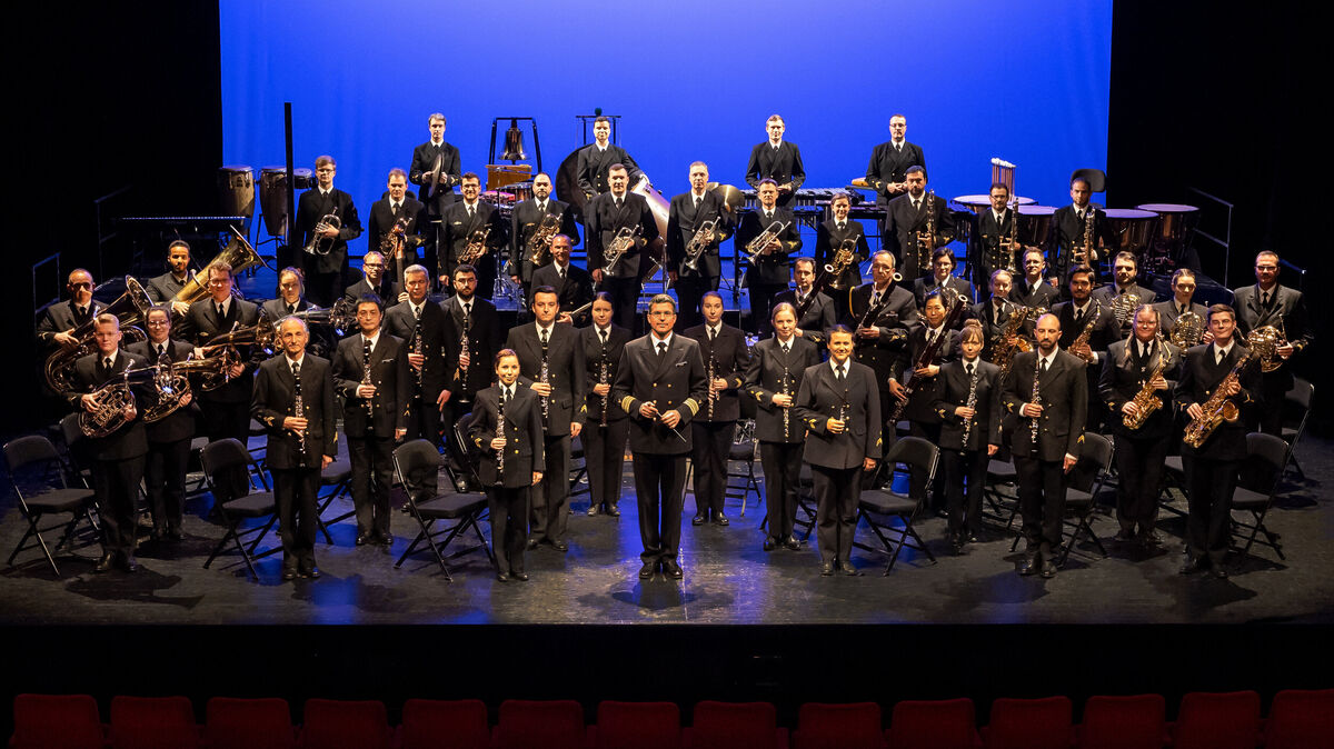 Das Marinemusikkorps Wilhelmshaven mit Fregattenkapitän Matthias Prock an der Spitze freut sich auf den nächsten Auftritt in Cuxhaven. Foto: Bundeswehr