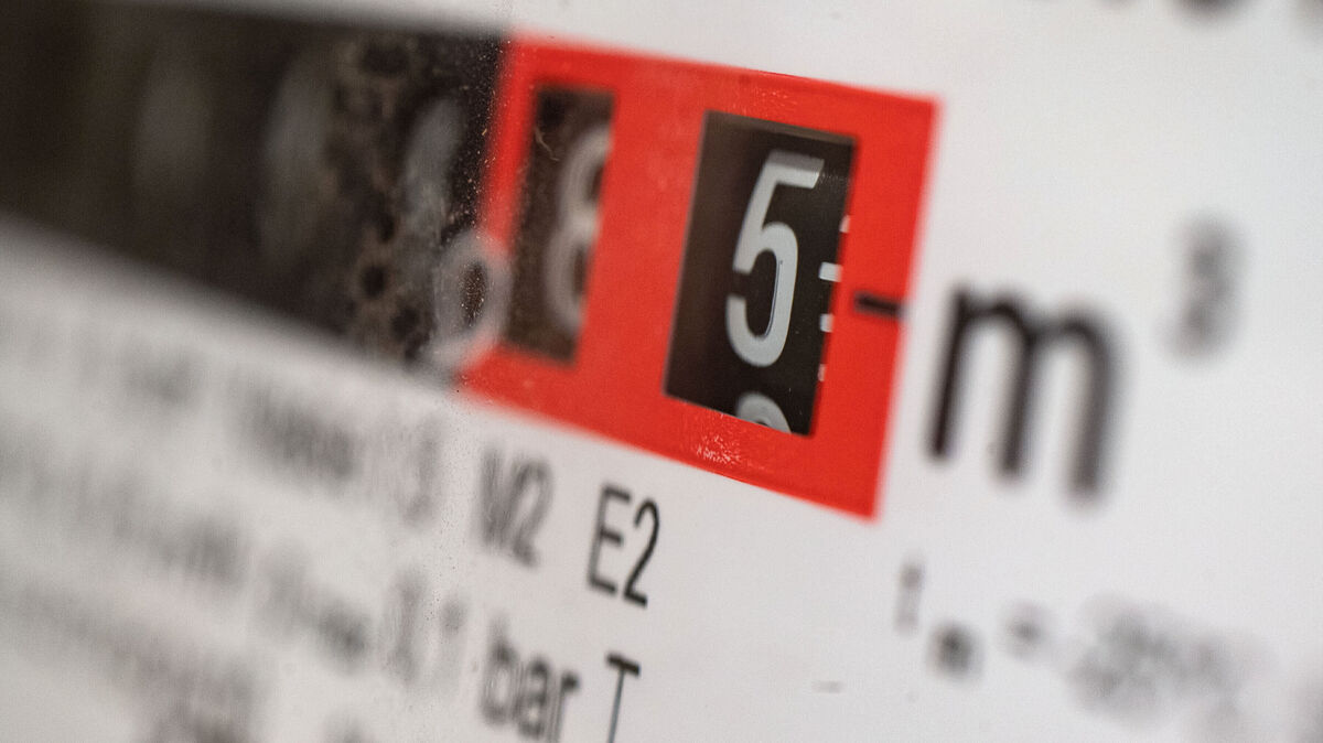 Ein Gaszähler zeigt den Verbrauch an. Die Landeskartellbehörde hat die Marktsituation bei der Gasversorgung zwischen 2021 und 2024 betrachtet und dabei Auffälligkeiten entdeckt. Foto: Marijan Murat / dpa
