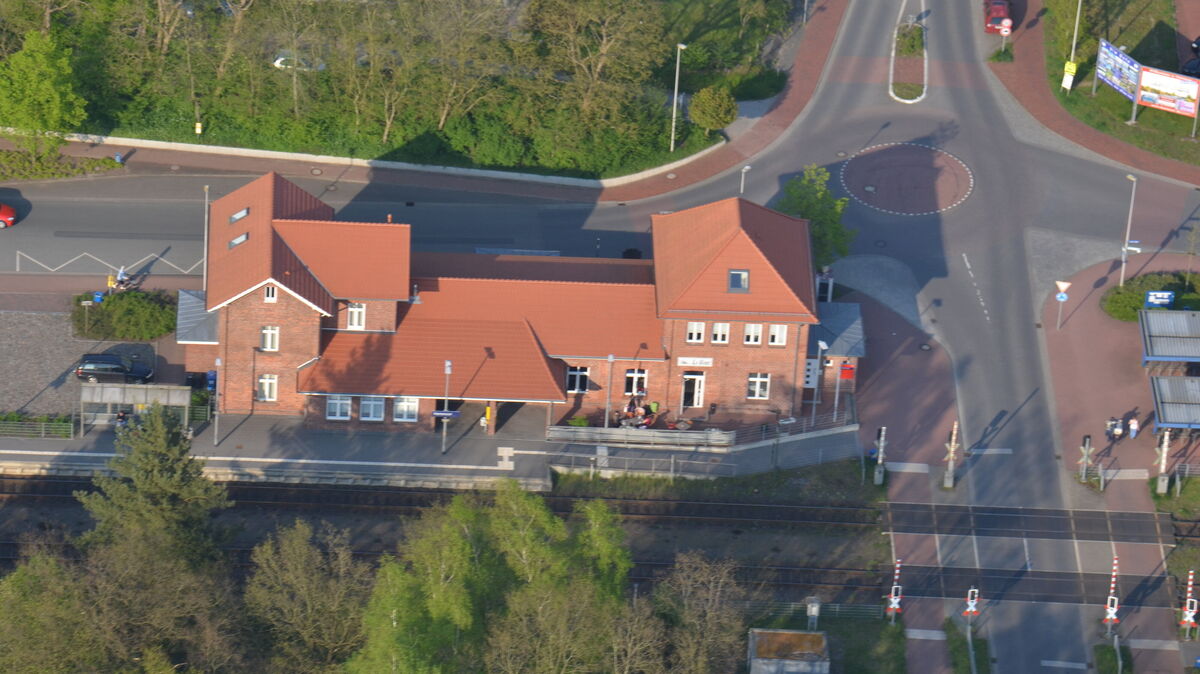 Das Bahnhofsgebäude in Hemmoor, aktueller Standort der Tourist-Info, soll aus Kostengründen aufgegeben werden. Archivfoto: Schröder