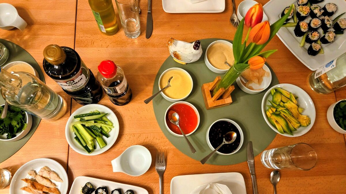 Das Ergebnis am Ende des Kochkurses kann sich sehen lassen. Neben vier Soßen wurden etliche Sushi-Rollen hergestellt und es darf endlich probiert werden.  Foto: Brettschneider