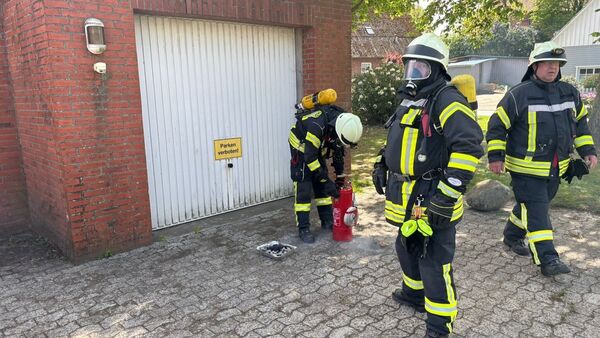 Cadenberger grillt in geschlossener Garage: Feuerwehr rettet Mann vor CO-Vergiftung
