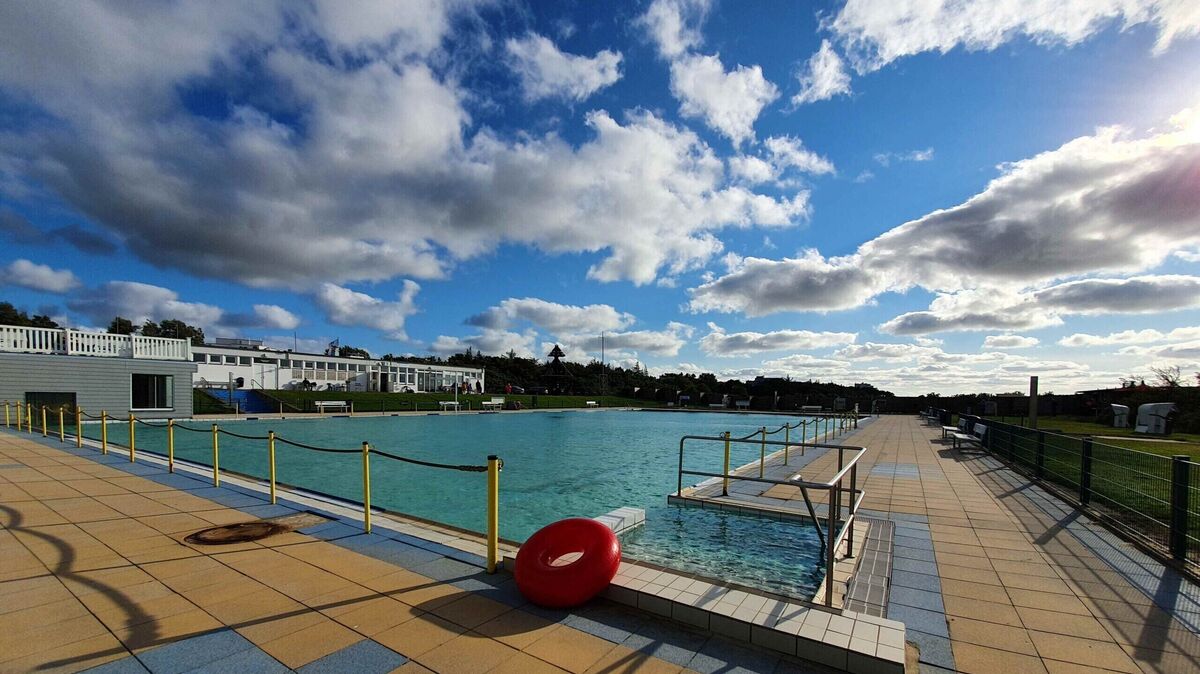 Zwischen Döse und Duhnen, direkt am Deich: Im Meerwasserfreibad Steinmarne schwimmt man in echtem, beheiztem Nordseewasser. Foto: Heinrich