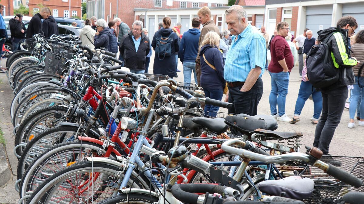 Vor der Fahrradversteigerung prüfen viele Interessenten Bremsen, Reifen und Ketten ganz genau. Foto: Mangels
